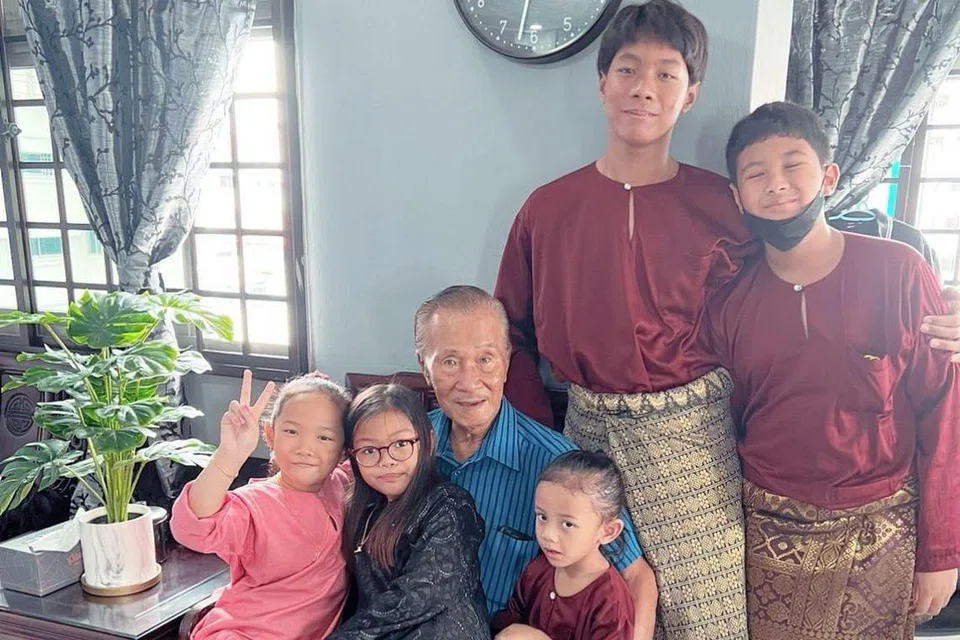 BERSAMA CUCU TERCINTA: Allahyarham Ali Yusoff (tiga dari kiri) bersama lima cucunya, (dari kiri) Nur Irdina Aniqa, Nur Eva Helena, Md Indra Adinan Ali, Md Ilham Anaqi, Md Irfan Afandi.