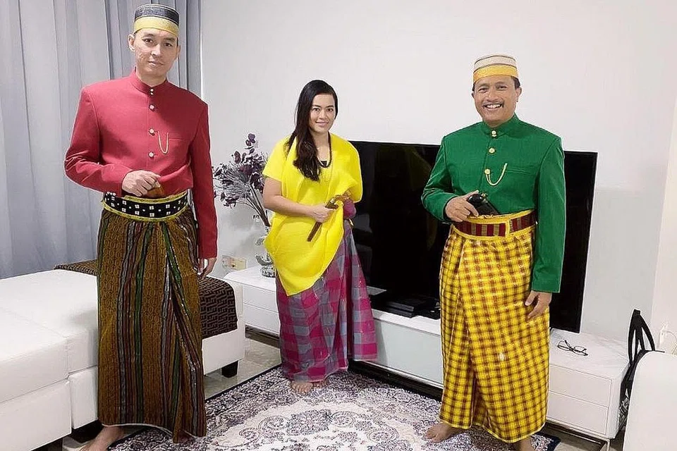 "Orang Bugis yang berhijrah ke Tanah Melayu, termasuk Singapura, telah berjanji memberikan sumpah setia kepada kerajaan Melayu dan akan menyerap dan mengasimilasikan diri dengan ciri-ciri dan budaya orang Melayu dan tidak akan mendedahkan asal usul dan identiti mereka. Sebab itulah begitu sukar mengenal pasti orang Bugis sekarang." - Cik Haslinna (tengah), yang mengenakan baju Bodo (busana Bugis), lippa sabe (kain) dan memegang badik. Encik Nur Tauhid (kiri) dan Encik Sarafian (kanan) pula mengenakan jas tutu (baju), lippa sabe dan bengkong dengan badik diselit di pinggang. Inilah antara busana Bugis yang cuba mereka perkenalkan secara perlahan-lahan dalam acara formal dan majlis tertentu. - Foto ihsan SARAFIAN SALLEH 