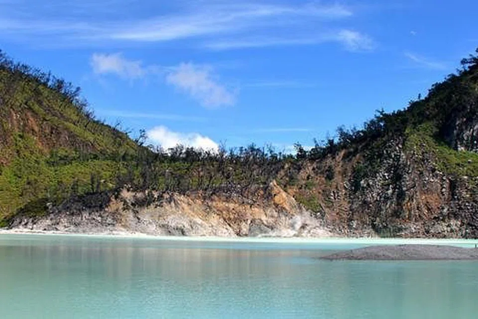 INDAH DAN DAMAI: Salah satu pemandangan yang membangkitkan ketenangan di Kawah Putih, terletak kira-kira dua jam perjalanan dari kota Bandung. 