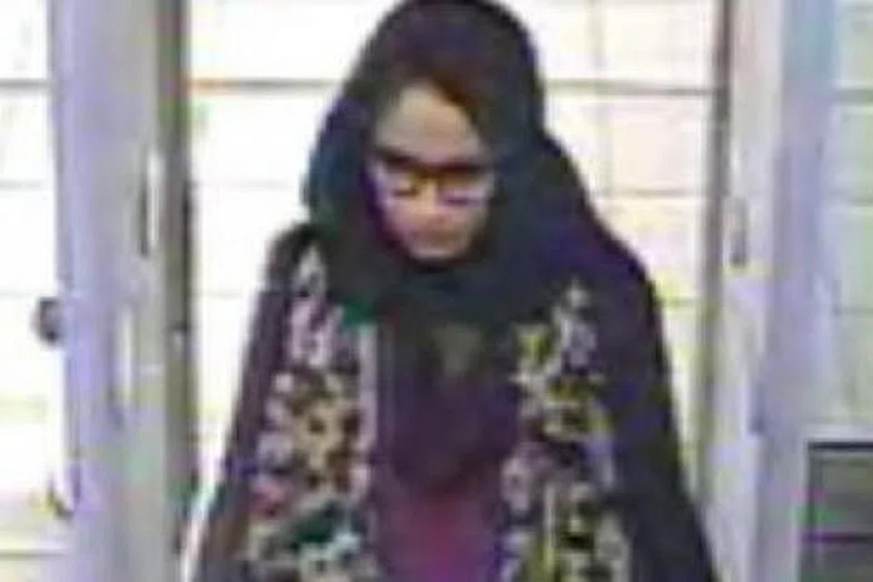 SUDAH KE SYRIA: Gadis dari Britain, Amira Abase, Shamima Begun (gambar) dan Kadiza Sultana, kelihatan melepasi pemeriksaan keselamatan di lapangan terbang Gatwick baru-baru ini sebelum berlepas ke Turkey dan kemudian ke Syria. - Foto-foto REUTERS