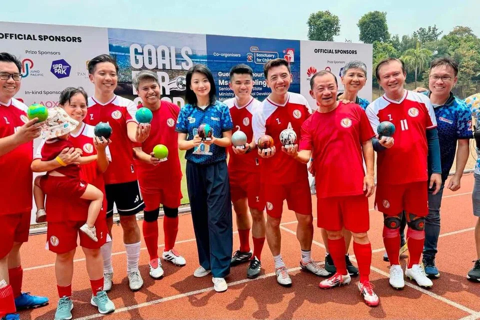 Tetamu terhormat acara pertandingan bola sepak amal anjuran CHIJ Sanctuary for Children-Goals For Good 2026, Menteri Negara Kanan (Pengangkutan merangkap Pembangunan Negara), Cik Sun Xueling (lima dari kiri), merakamkan rasa terima kasihnya kepada pihak penganjur melalui hantaran Facebooknya. (Dari kiri) Anggota Parlimen (AP) GRC Aljunied, Encik Fadli Fawzi ; AP GRC Bishan-Toa Payoh Cik Elysa Chen; Menteri Negara (Pembangunan Negara merangkap Ehwal Luar), Encik Alvin Tan;  AP GRC Sengkang, Encik Abdul Muhaimin Abdul Malik; AP GRC Bishan-Toa Payoh Encik Cai Yinzhou; Menteri Pengangkutan Encik Jeffrey Siow; Speaker Parlimen, Encik Seah Kian Peng; dan AP GRC Jurong, Encik Lee Hong Chuang hadir menyokong usaha murni CHIJSC dalam memperkasakan kanak-kanak dan keluarga.
