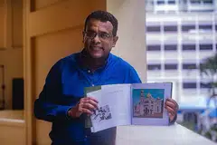 BUKU JADI PENGGALAK: Encik Nasim berharap buku ini dapat menggalakkan kumpulan minoriti lain untuk mencari dan menceritakan kisah mereka. - Foto BH oleh NUR DIYANA TAHA