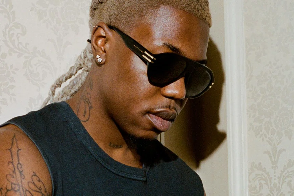 Penyanyi rap, Destroy Lonely, memperagakan kaca mata hitam dalam siri Marc 747/S. 