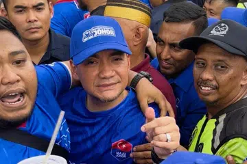 Menteri Besar Johor, Datuk Onn Hafiz Ghazi (tengah), menggesa seluruh jentera Barisan Nasional memanfaatkan baki tiga hari kempen dengan bergerak dari rumah ke rumah bagi menemui seramai mungkin pengundi.