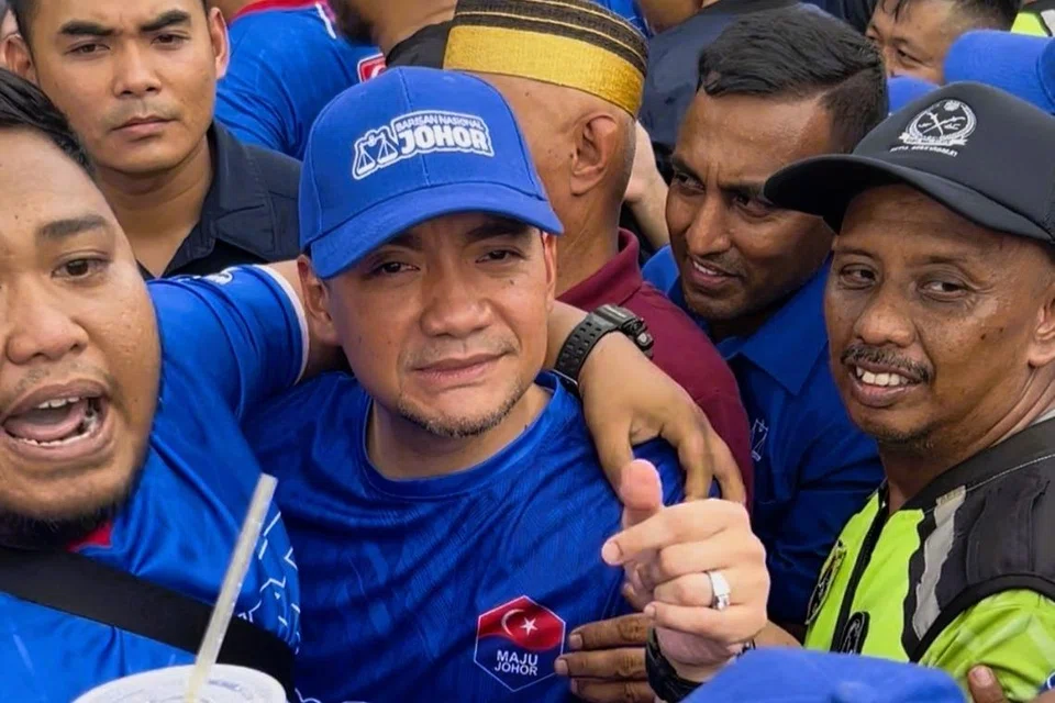 Menteri Besar Johor, Datuk Onn Hafiz Ghazi (tengah), menggesa seluruh jentera Barisan Nasional memanfaatkan baki tiga hari kempen dengan bergerak dari rumah ke rumah bagi menemui seramai mungkin pengundi.