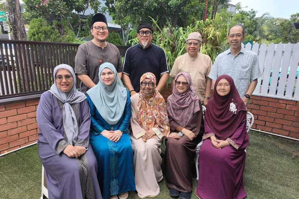 (Dari kiri, atas, ikut putaran jam) Encik Daud Abdul Rahim, Encik Rosihan Ahmad Dahim, Encik Fathullah Abu Bakar, Profesor Madya Dr Mohd Mukhlis Abu Bakar, Cik Kamisah Ismail, Cik Latiffah Mohd, Cik Tauhidah Abu Bakar, Cik Haslina Majid dan Cik Noor Seha Mohd Salleh. Tiada dalam gambar adalah Encik Mohd Fazal Abdul Mutalib, Cik Mazni Masron, Encik Idris Wahab dan Cik Noor Atikah Abu Bakar. 