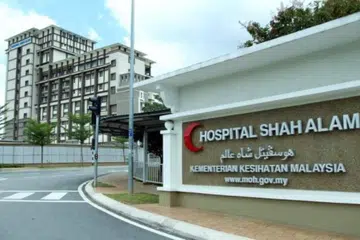 Dalam kejadian pada 30 Januari, seorang kanak-kanak lima tahun ditemui tidak sedarkan diri di dalam kereta ibunya yang diletak berdekatan pintu belakang Hospital Shah Alam, Selangor, yang juga tempat kerja wanita itu. Kanak-kanak itu kemudian meninggal dunia.