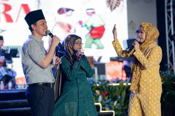 Wisma Geylang Serai (WGS) memberi penghargaan kepada biduanita Mahani Mohd (tengah) dalam acara, ‘Joget Gumbira’, yang turut menampilkan Mamat Bora (kiri) dan Marina Yusoff sebagai pengacara.