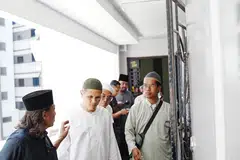 Encik Hanif Abdul Rahman (dua dari kiri), menantu Allahyarham Rahmat Mawar, menerima salam takziah daripada mereka yang melawat jenazah di Blok 469, Segar Road pada 29 Oktober.