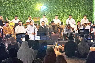 SEBAR NILAI MURNI: Persembahan Akustika Hikayah Cinta menyentuh jiwa ramai penonton.