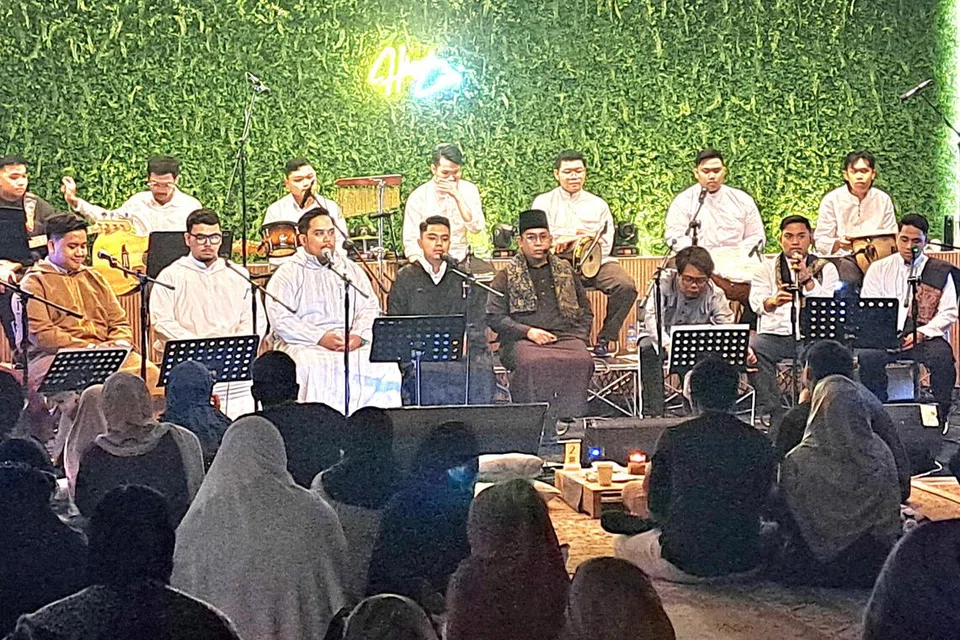 SEBAR NILAI MURNI: Persembahan Akustika Hikayah Cinta menyentuh jiwa ramai penonton.