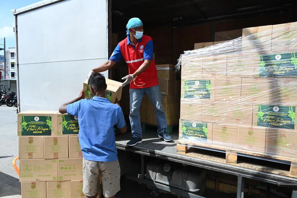 Kotak-kotak mengandungi paket kurma, yang didermakan Lembaga Endowmen Hindu, tiba di Masjid Angullia pada 26 Mac. 