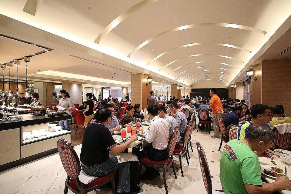 BUFET MEWAH: Sebelum munculnya restoran 'fine dining' halal, restoran bufet mewah di hotel, seperti Carousel, menjadi tumpuan masyarakat Islam setempat yang ingin menikmati makanan premium. - Foto fail 