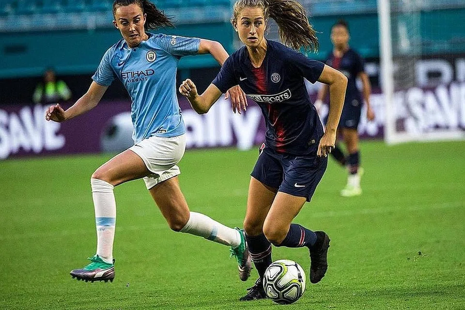 (Kanan) Jordyn Huitema, pemain asal Canada yang baru menandatangani kontrak lumayan dengan kelab Perancis, Paris Saint-Germain. 