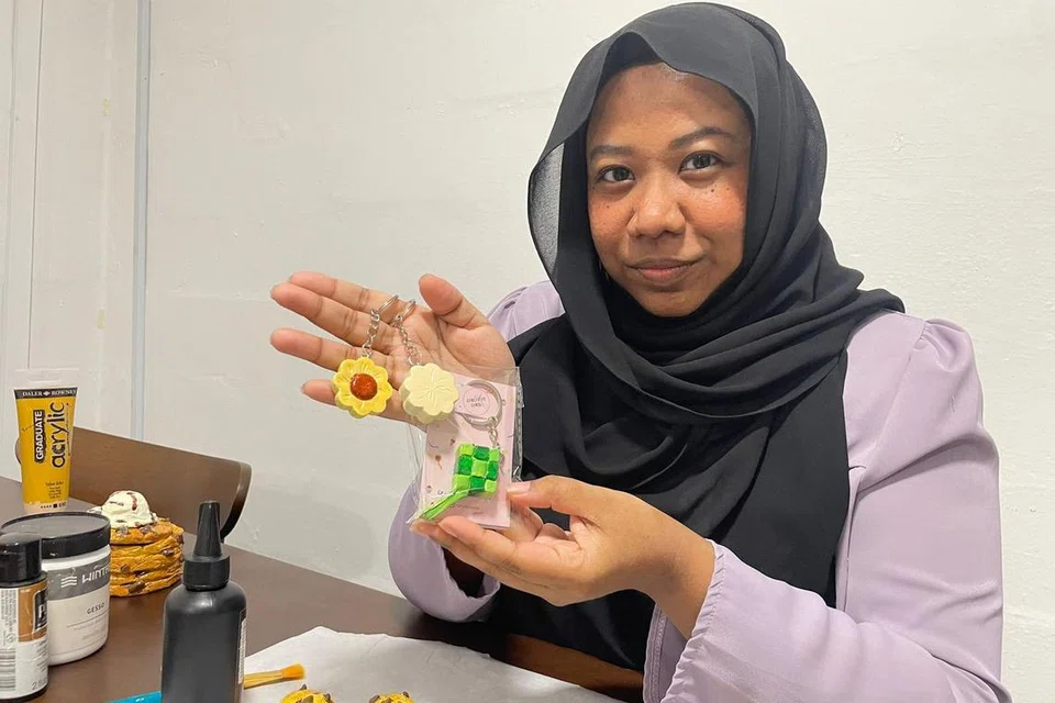 Pemilik perniagaan Natisha Nasir Clay Art, Cik Inka Natisha Nasir, mendapat inspirasi daripada juadah tradisional Hari Raya untuk mereka dan menghasilkan rantai kunci berciri kuih Raya. 