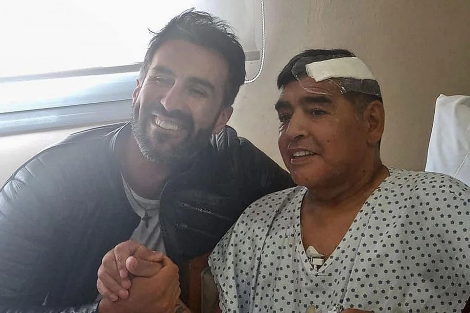 KENANGAN BERSAMA BINTANG: Foto yang dirakam pada 11 November lalu menunjukkan Maradona (kanan) bersama Dr Leopoldo Luque di Buenos Aires. - Foto REUTERS, EPA-EFE