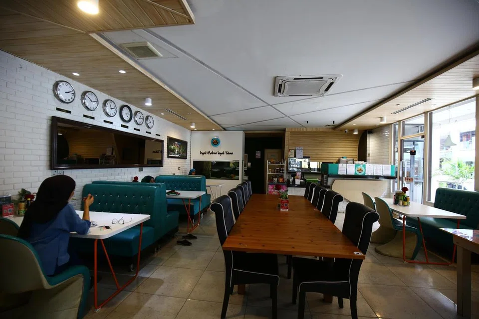 Restoran di kawasan perniagaan Global Ikhwan Service and Business Holdings (GISBH) di Rawang, Selangor, sepi daripada kunjungan pelanggan sejak kumpulan perniagaan itu yang terpalit kontroversi kes penganiayaan dan penderaan kanak-kanak disiasat polis sejak awal September.