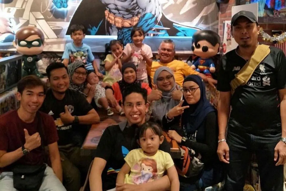 SAMBUTAN TAHUNAN: Setiap tahun, Cik Amalina (tiga dari kiri) akan menyambut Hari Bapa bersama bapa, Encik Anuar (berbaju kuning). Dalam gambar ini, mereka meraikan Encik Anuar di DC Cafe, Johor Bahru. - Foto ihsan SITI AMALINANADIAH ANUAR