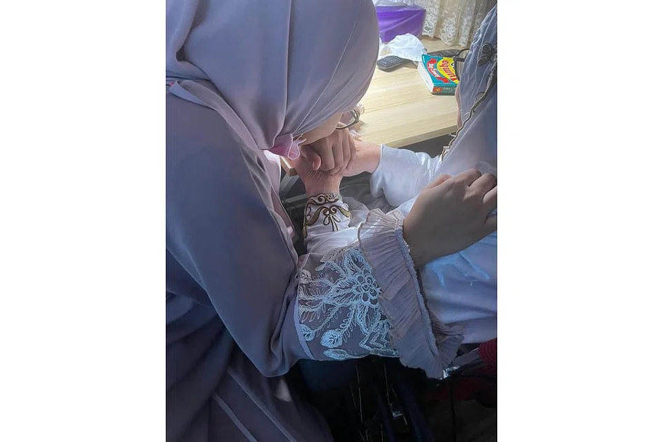 MANGSA TERIMA BANTUAN: Mangsa gangguan seksual menyusuli tinjauan lucah yang diadakan ke atas mereka telah dikumpulkan menerusi satu kumpulan WhatsApp supaya dapat saling memberi sokongan antara satu sama lain, dan mereka bakal menjalani khidmat kaunseling. - Foto ihsan LIYANA MUSFIRAH ANWAR