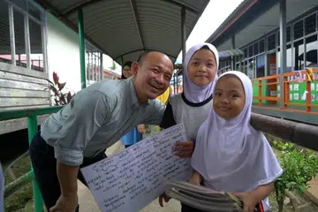 TUMPUAN PENDIDIKAN: Mantan menteri pendidikan Malaysia, Dr Mazlee Malik, mengadakan lawatan ke Sekolah Kebangsaan Abang Man di Simunjan, Sarawak, pada September lalu dan bergambar bersama dua anak murid bernama Damia dan Azwa. - Foto ihsan MASZLEE MALIK