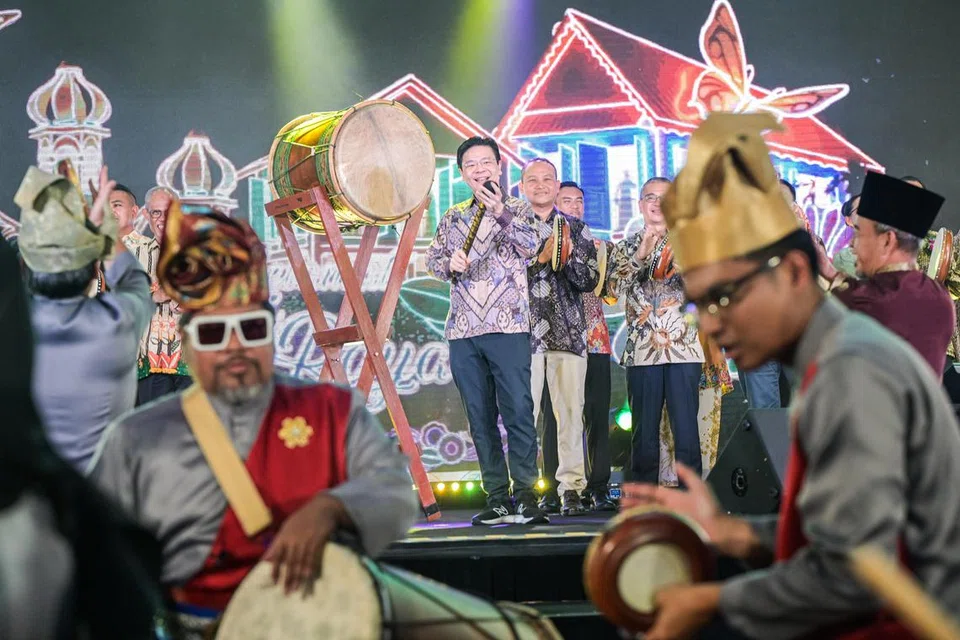 Perdana Menteri, Encik Lawrence Wong (kiri), melancarkan penyalaan lampu hiasan Hari Raya Geylang Serai 2025 pada 25 Februari di Wisma Geylang Serai diiringi AP GRC Pasir Ris-Punggol, Encik Sharael Taha (kiri); Menteri Pembangunan Sosial dan Keluarga, Encik Masagos Zulkifli Masagos Mohamad (dua dari kiri), Mayor Majlis Pembangunan Masyarakat (CDC) South East, Encik Mohd Fahmi Aliman (tiga dari kiri); Anggota Parlimen GRC Jalan Besar, Dr Wan Rizal Wan Zakariah (dua dari kanan); dan Menteri Kebudayaan, Masyarakat dan Belia, Encik Edwin Tong (kanan).