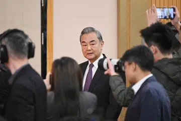Menteri Luar China, Wang Yi, tiba untuk sidang media semasa Kongres Rakyat Kebangsaan (NPC) yang sedang berlangsung di Beijing pada 7 Mac 2025. 