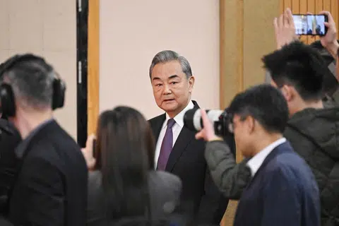 Menteri Luar China, Wang Yi, tiba untuk sidang media semasa Kongres Rakyat Kebangsaan (NPC) yang sedang berlangsung di Beijing pada 7 Mac 2025. 