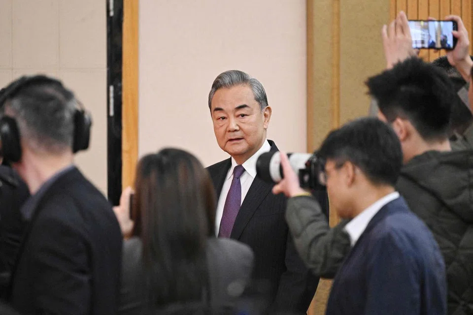 Menteri Luar China, Wang Yi, tiba untuk sidang media semasa Kongres Rakyat Kebangsaan (NPC) yang sedang berlangsung di Beijing pada 7 Mac 2025. 