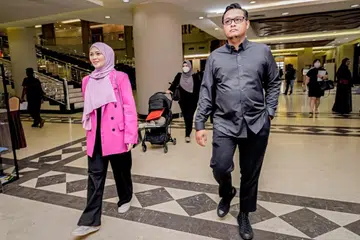 KONTRAK DIBATALKAN: Siti Nordiana (kiri) dan saksi plaintif kedua ketika hadir di Mahkamah Tinggi pada 5 Oktober 2023. 