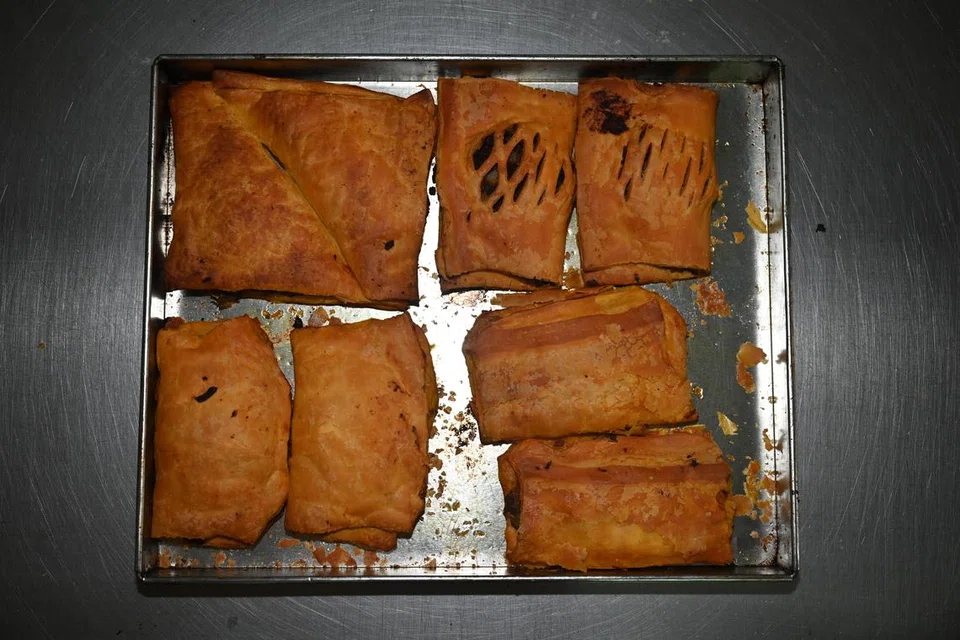 BERANEKA PERISA: Sha Zah Confectionery menjual karipap kentang, kambing, ayam dan rendang dengan betuk khas.