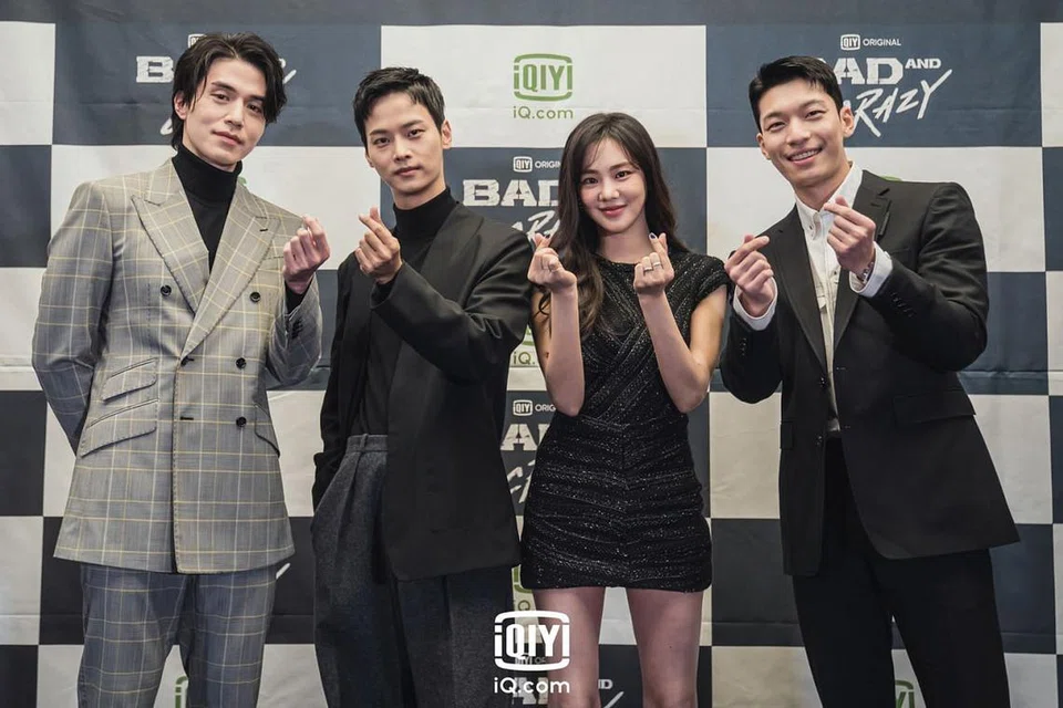 PENERAJU DRAMA ETIKA KEADILAN: Drama polis 'Bad and Crazy' tentang polis yang sanggup buat apa sahaja untuk naik pangkat walau tidak beretika bertentangan dengan pegawai gila-gila tetapi jujur dijayakan (dari kiri) Lee Dong Wook, Cha Hak Yeon, Han Ji Eun dan Wi Ha Jun. - Foto IQIYI 