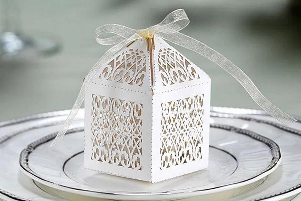 PRAKTIKAL: Inilah antara sebab mengapa ramai keluarga pengantin yang memilih untuk mengubah pemberian bunga telur dengan pulut kuning kepada berkat yang pelbagai rupa dan warna (gambar atas) yang popular di kalangan pengantin hari ini. - Foto fail