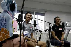 BANGGA DENGAN ANAK DIDIK: Fandi (paling kanan) menceritakan kebanggaan beliau terhadap para pemainnya termasuk Syahrul Sazali yang tabah mengharungi cabaran demi cabaran dalam persiapan Sukan SEA. Fandi, Syahrul dan seorang lagi pemain Zulqarnaen Suzliman merupakan tetamu rancangan podcast #NoTapis baru-baru ini. - Foto BH oleh AZMI ATHNI