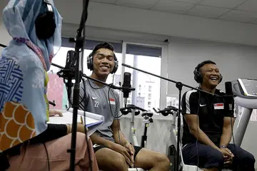 BANGGA DENGAN ANAK DIDIK: Fandi (paling kanan) menceritakan kebanggaan beliau terhadap para pemainnya termasuk Syahrul Sazali yang tabah mengharungi cabaran demi cabaran dalam persiapan Sukan SEA. Fandi, Syahrul dan seorang lagi pemain Zulqarnaen Suzliman merupakan tetamu rancangan podcast #NoTapis baru-baru ini. - Foto BH oleh AZMI ATHNI