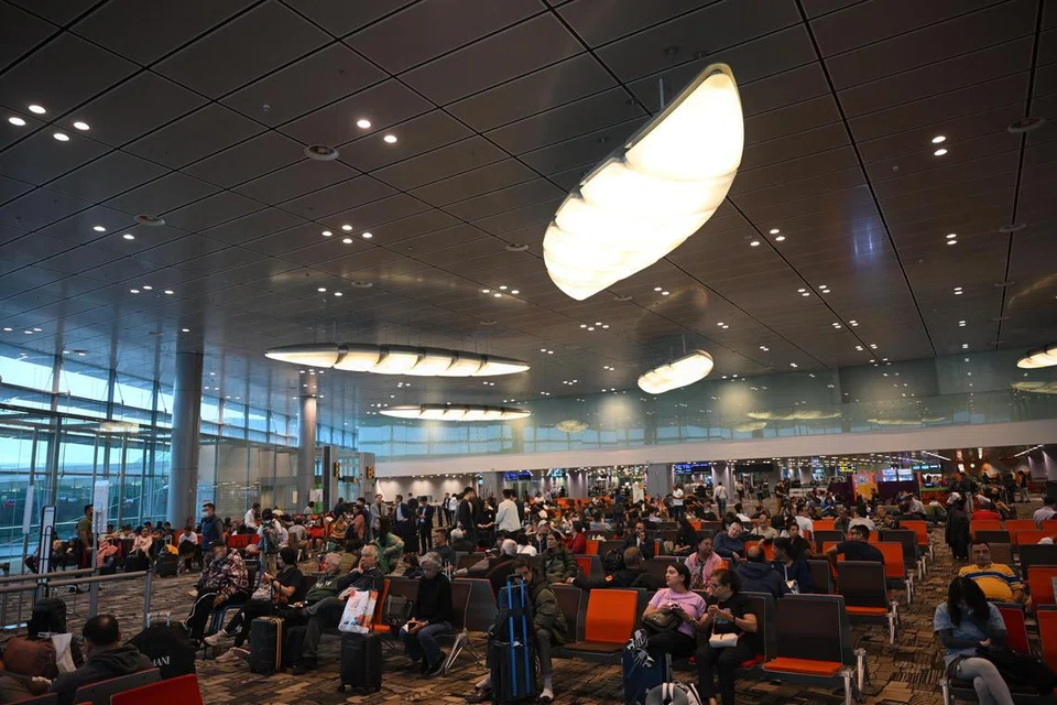 Penumpang pesawat SQ404 menunggu di Terminal 3 Lapangan Terbang Changi pada 13 Januari 2025. Lapangan Terbang Changi dijangka dirangsang kebangkitan ekonomi di Asia-Pasifik dan rangkaian ketersambungan yang lebih baik.