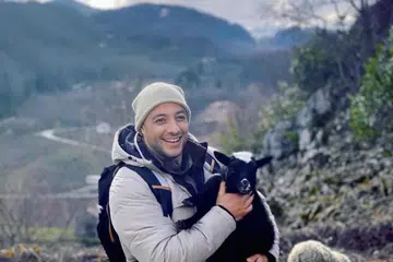 Penyanyi terkenal Maher Zain, yang dikenali ramai menerusi lagu hit Insha Allah, kini berdepan tekanan undang-undang di Indonesia selepas sebuah syarikat penganjur tempatan memfailkan saman terhadap label muzik beliau yang berpangkalan di United Kingdom.