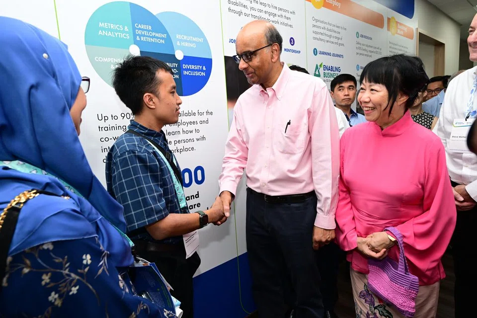 BERAMAH MESRA: Presiden Tharman Shanmugaratnam bersama isteri, Cik Jane Ittogi Shanmugaratnam bertemu Encik Faezin Mohamed Yasin (dua dari kiri) sewaktu pelancaran Hab Pekerjaan Inklusif (EBH)@Jurong pada 13 Disember. Encik Faezin yang menghidap autisme, berjaya mendapat pekerjaan bersama syarikat Amazon hampir lebih setahun. 