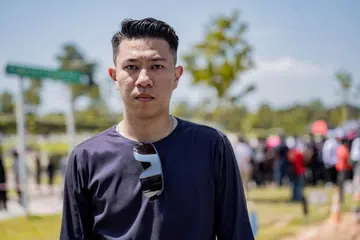 Encik Muhammad Mirza Zuraimi menjerit dan berlari ke sebuah padang di tepi lebuh raya itu apabila ternampak sebuah lori kontena menuju ke arah beliau dan rakan-rakannya. 
