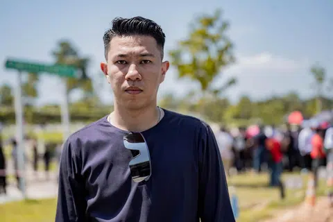 Encik Muhammad Mirza Zuraimi menjerit dan berlari ke sebuah padang di tepi lebuh raya itu apabila ternampak sebuah lori kontena menuju ke arah beliau dan rakan-rakannya. 