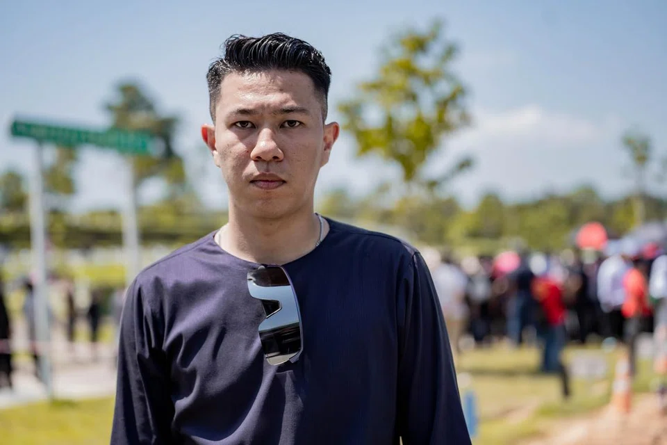 Encik Muhammad Mirza Zuraimi menjerit dan berlari ke sebuah padang di tepi lebuh raya itu apabila ternampak sebuah lori kontena menuju ke arah beliau dan rakan-rakannya. 