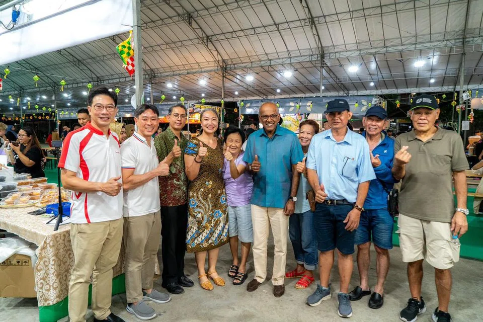 Anggota Parlimen (AP) GRC Nee Soon bersama pegerai dan pengunjung di bazar tersebut.