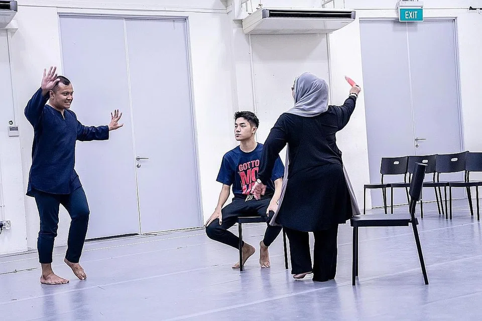 KENANGAN TERPAHAT DI INGATAN: Peneraju Bhumi Collective, Encik Muhammad Noramin Muhamad Farid (kiri) sebagai pengarah bersama pementasan teater dokumentari 'Mak-Mak Menari By Bhumi Collective' (SG) terharu melihat kesungguhan ibu-ibu dalam meneruskan perjuangan dalam tarian Melayu. - Foto BH oleh NUR DIYANA TAHA