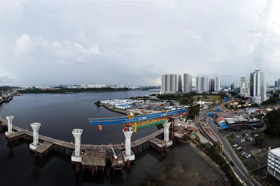 HARGA NAIK: Menurut ejen hartanah, harga hartanah di Johor Bahru berhampiran stesen Laluan Sistem Transit Laju (RTS Link) Bukit Chagar telah meningkat sejak kebelakangan ini disebabkan RTS Link yang dijangka bermula operasi pada Disember 2026.