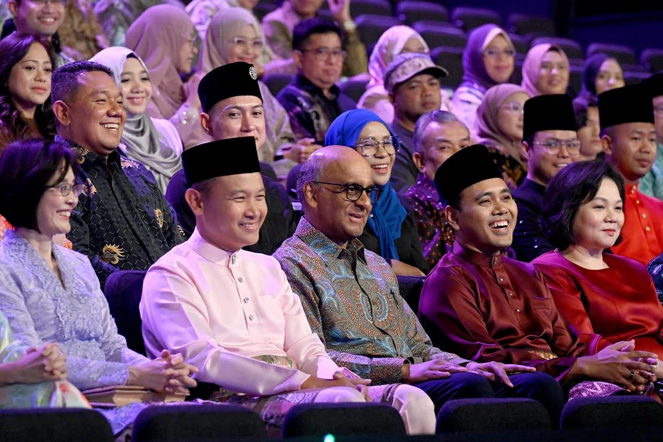 Presiden Tharman Shanmugaratnam (baris depan, tengah) turut disertai  Pengerusi Majlis Bahasa Melayu Singapura, Encik Mohd Fahmi Aliman (dua dari kiri, baris depan), dan Pengerusi Jawatankuasa Bulan Bahasa, Encik Zhulkarnain Abdul Rahim (empat dari kiri, baris depan) semasa Program Pelancaran Bulan Bahasa 2024 pada 7 September di Kampus Mediacorp.