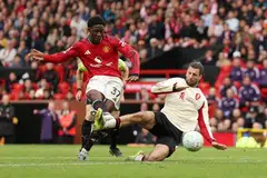 Kobbie Mainoo daripada Manchester United (kiri) menjaringkan gol ketiga pasukannya semasa pertandingan pasukan itu dengan Liverpool di Old Trafford, Manchester, Britain pada 3 Mei 2026.
