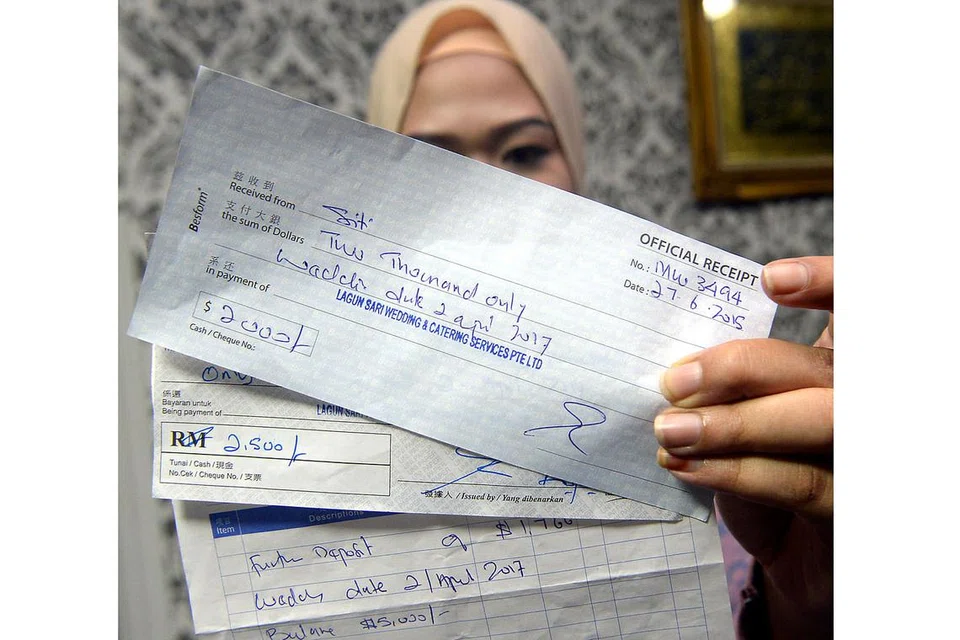 RESIT PALSU: Mangsa diberi pelbagi jenis resit. Ada yang tertera cap syarikat, ada pula tanpa cap syarikat. - Foto TAUFIK A. KADER