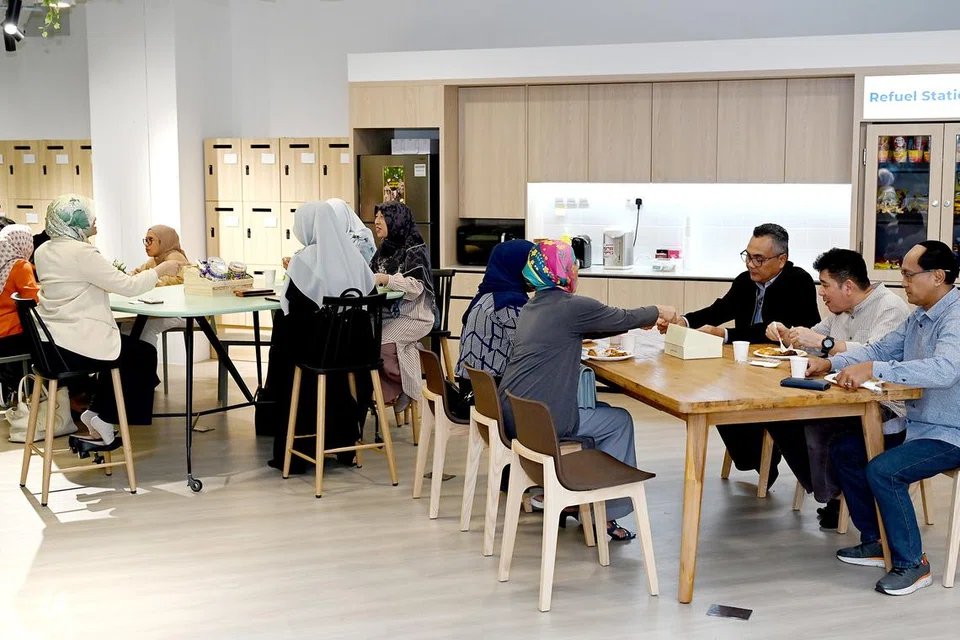 Editor BH, Encik Nazry Mokhtar (tiga dari kanan), bersama pertubuhan Melayu/Islam (MMO) semasa jamuan rangkaian.