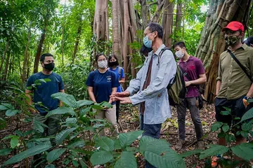 TINJAU ALAM SEKITAR: Encik Lee (kiri) melawat Ulu Pandan bersama beberapa anggota kumpulan pencinta alam daripada Persatuan Alam Semula Jadi Singapura dan Suara Belia bagi Biodiversiti baru-baru ini. Foto DESMOND LEE / FACEBOOK
