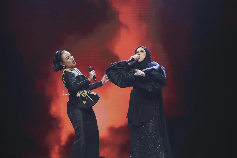 Ning Baizura (kiri) memberi tenaga dan pengalamannya untuk menyuntik semangat baru dan keyakinan buat Zehra Zambri yang sudah lama tidak menyanyi.