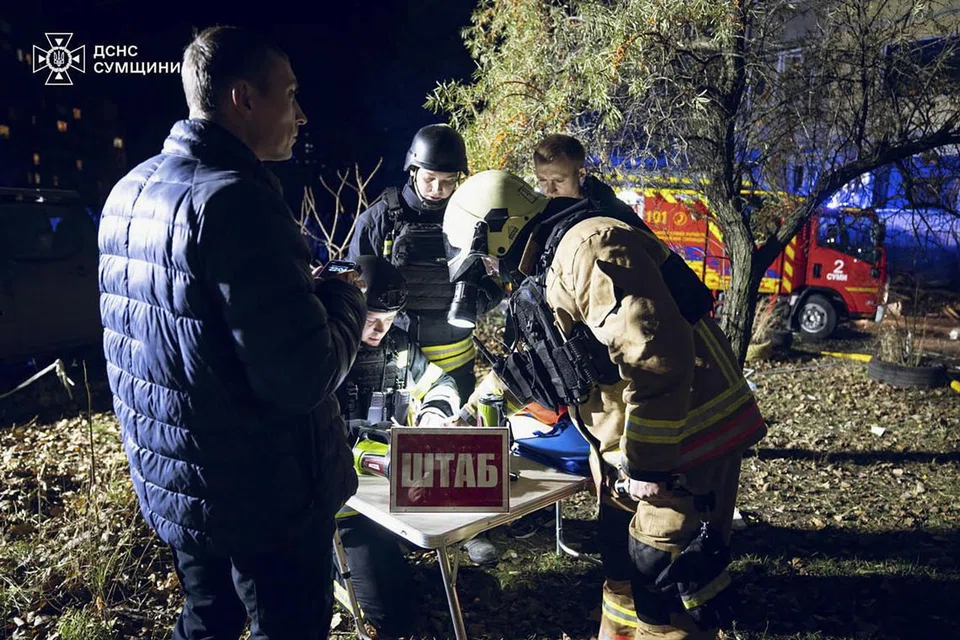 Anggota penyelamat Ukraine bekerja di lokasi serangan roket yang terkena sebuah bangunan kediaman di Sumy, Ukraine, pada 17 November 2024. Sekurang-kurangnya 10 orang, termasuk dua kanak-kanak, terkorban, dan 51 lagi cedera dalam serangan roket malam ke atas bangunan kediaman sembilan tingkat, menurut Perkhidmatan Kecemasan Negara (SES) Ukraine. 